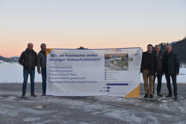 Fritz Widmann, Franz Molnar (beide GFK), Andreas Gang (FPÖ), Markus Vögele und Wolfgang Schonner (beide GFK) wollen hinsichtlich der Volksschule Kramsach einen Ausbau am bisherigen Standort. 

 | Foto: Barbara Fluckinger