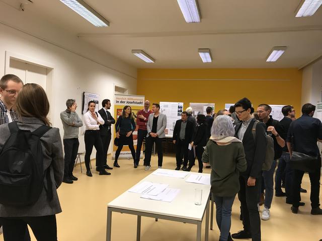 Gemeinsam mit Anrainern diskutierten Studierende der TU Wien ihre Entwürfe für den Josef-Matthias-Hauer-Platz.