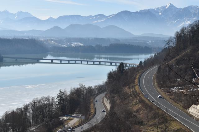 Durch die Totalsperre der Stauseebrücke müssen Verkehrsteilnehmer im Sommer über Tainach oder Edling umgeleitet werden. | Foto: Orasche