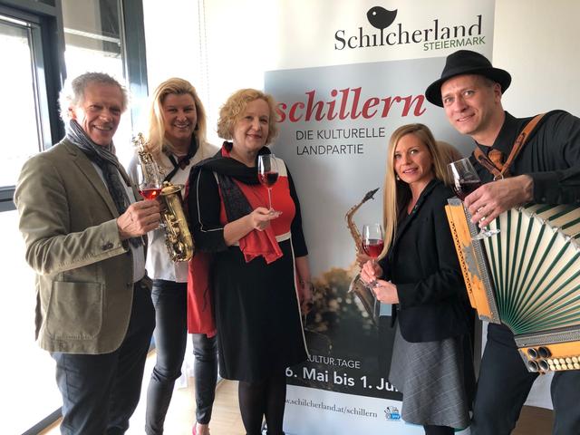 Bei der Präsentation zu "schillern" in der Steinhalle Lannach: Netzwerk-Sprecher Karl Posch, Barbara Sackl-Zwetti (Saxofon), Anja Weisi-Michelitsch (Steirisches Feuerwehrmuseum Groß St. Florian), Stefanie Schmid (Geschäftsführerin Tourismusverband Schilcherland Steiermark) und Martin Gollob (Steirische Harmonika) | Foto: Veronik