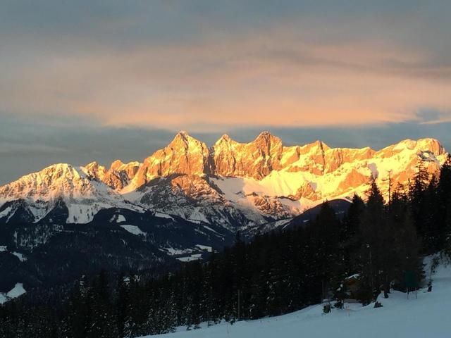 Der Blick auf das Dachsteinmassiv inspirierte zu Passagen in den Geschichten. | Foto: Kleinbek