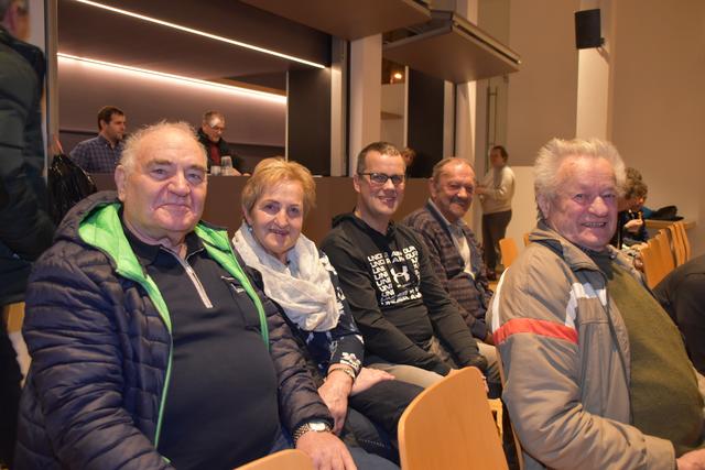 Die Kollegen des Imkereivereins oberes Wipptal hörten auch zu. Im Bild v.l.: Obmann Manfred Gollner mit Gattin Marianne, sein Stv. Oswald Fidler, Oswald Muigg und vorne Franz Hilber | Foto: Kainz
