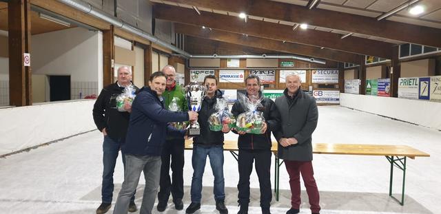 Bgm. Franz Silly sponserte den Wanderpokal, den er an den ÖKB St. Martin überreichen konnte. | Foto: Gemeinde St. Martin i.S.