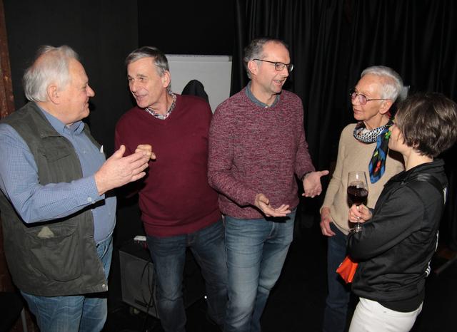 Es gab ausreichend Stoff zum Diskutieren: Karl Dudek (2.v.l.), Andreas Bernhard (3.v.l.)