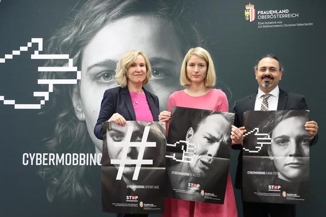 Von links: Kinder- und Jugendanwältin Christine Winkler-Kirchberger, Landeshauptmann-Stv. Christine Haberlandander und Primar Kurosch Yazdi mit den drei Kampagnen-Sujets.