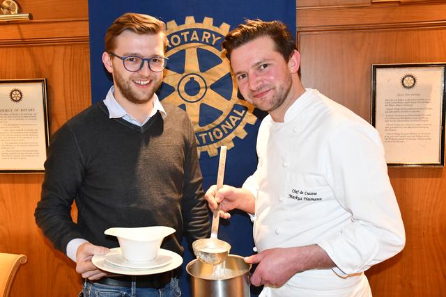 Der Rotary Club Kufstein lädt in den Kufstein Galerien am Aschermittwoch zur Fastensuppe, Stephan Mauracher, Haubenkoch Markus Heimann und das Team der "Alpenrose" üben schon die Zubereitung. | Foto: Rotary