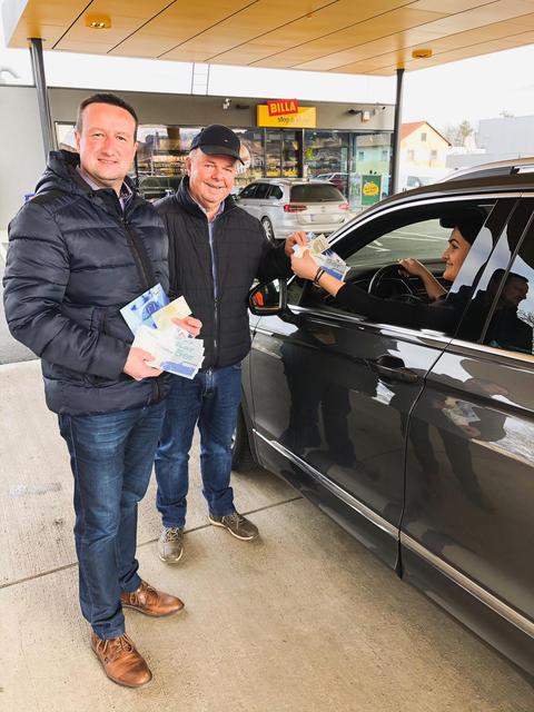 FPÖ-Stadtparteiobmann Herbert Kober und Stadtrat Franz Halbedl (v.l.) beim Verteilen des „Pendler-5ers“ in Feldbach. | Foto: FOÖ Steiermark
