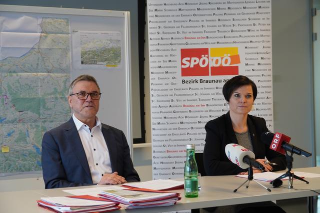 Landtagsabgeordneter und Bürgermeister von Lengau (OÖ) Erich Rippl und Tanja Kreer, Bürgermeisterin von Straßwalchen fordern Zusammenarbeit über Landesgrenzen hinweg.