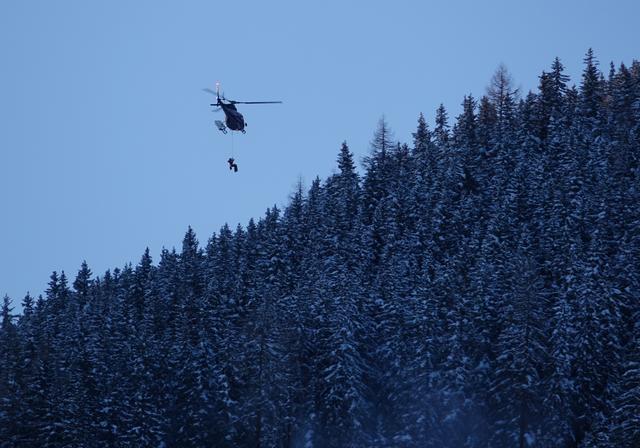 Die Bergrettung konnte die Personen mit Hilfe der Libelle Tirol bergen.  | Foto: ZOOM-Tirol