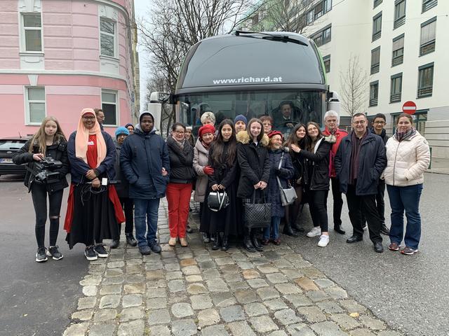 Gemeinsam besuchten die Delegierten mit Bezirkschef Hannes Derfler (3.v.r.) und Bezirksvize Christine Dubravac-Widholm (r.) mehrere Orte im Bezirk. | Foto: BV20