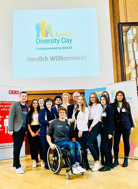 Auch Bezirksvorsteher Stellvertreter Josef Mantl (links, ÖVP) war beim Diversity Day mit dabei. | Foto: BV8