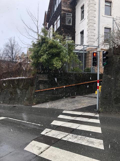 Einst stiegen die Fahrgäste in der uneinsichtbaren Schlerngasse aus dem Bus der Linie J – seit kurzem wurde die Haltestelle stadteinwärts verlegt.