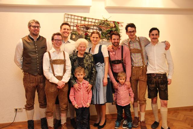 Gertraud Schwarz mit ihren sieben Enkeln und zwei von drei Urenkeln. | Foto: Foto: Schwarz