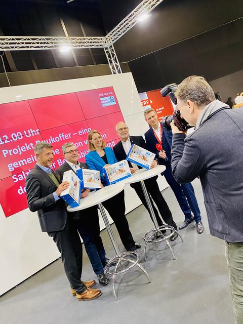 Michael Kretz, Geschäftsführer der Bezirksblätter Salzburg, Landesrat Josef Schwaiger, Landesrätin Andrea Klambauer, Gemeindeverbandspräsident Bürgermeister Günther Mitterer und ORF Salzburg Moderator Thomas Mussger (v.li.).