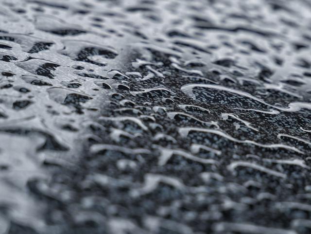 Regentropfen am Balkontisch