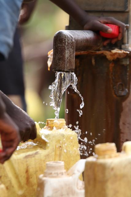 Das Projekt „Sichere Wasserversorgung in lokalen Gemeinschaften in Ruanda“, „Borehole Project, Rwanda“, nach Gold Standard® zertifiziert, restauriert, repariert und hält bestehende Bohrlöcher in Stand, um ruandische Gemeinden mit sauberem Trinkwasser zu versorgen.