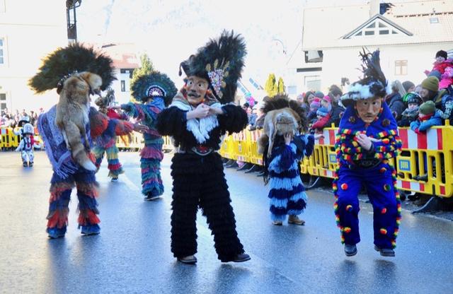 Eindrucksvoller Auftritt der Jugendgruppe der Völser Fasnachtler beim Kinderfaschingsumzug.