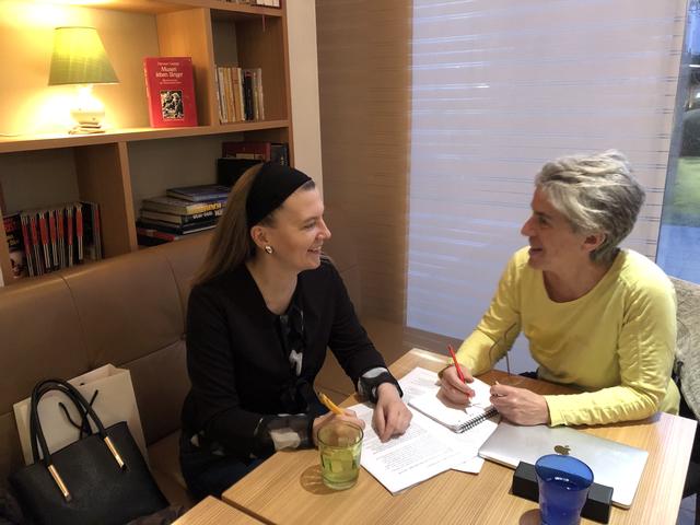Christine Witty (l.) im Gespräch mit Redakteurin Gabriela Stockmann