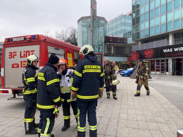 In einem Casino am Linzer Schillerpark war am Samstagvormittag ein Brand ausgebrochen. 120 Menschen mussten aus der unmittelbaren Umgebung evakuiert werden. Verletzt wurde nach ersten Informationen niemand.  | Foto: fotokerschi.at