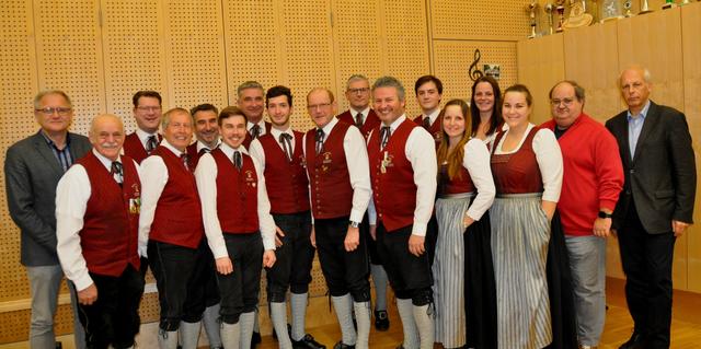 Der neu gewählte Vorstand des Musikverein Marktkapelle mit Bgm.Bernd Hermann und dem Gemeindevorstand