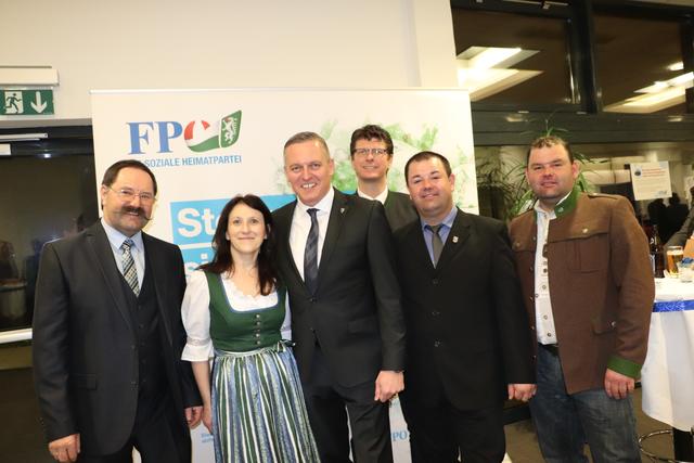 Mario Kunasek und Markus Konrad (Bildmitte) mit einer Abordnung der FPÖ Vasoldsberg | Foto: Edith Ertl