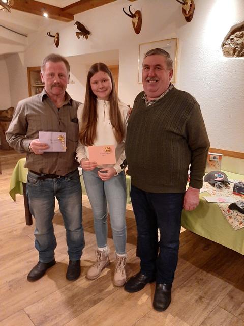 Obmann Richard Prodinger mit den Siegern Hanna Rottensteiner und Franz Steiner.