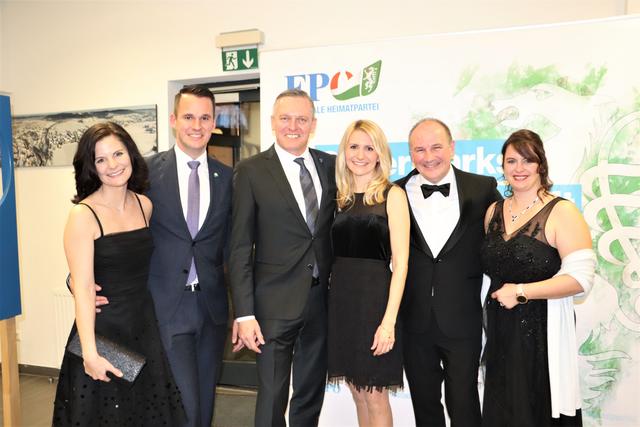 Manuela und Stefan Hermann, Mario und Sabrina Kunasek, Peter Samt sowie Michaela Reisinger eröffneten den Blauen Ball. | Foto: Edith Ertl