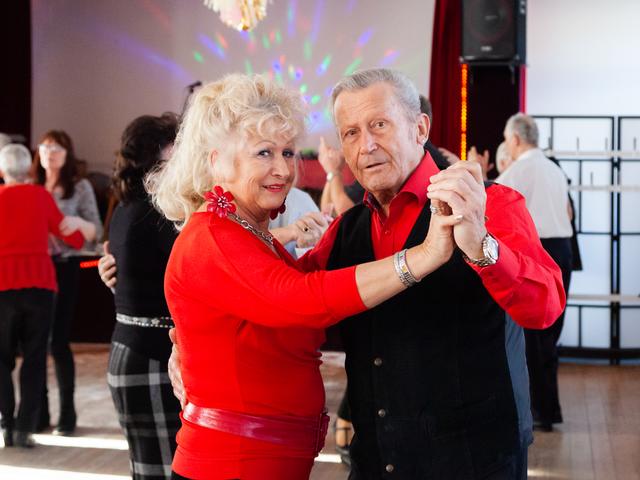 Feiern eben ihren 60 Hochzeitstag, mit Freunden beim Nachmittagstanz mit DJ Andy. | Foto: Regina Courtier