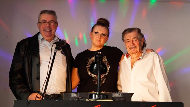 Schutzhaus-Tina und Vereinsobmann Herbert Hofmann freuen sich über das Kleine Jubiläum mit DJ Andy. | Foto: Regina Courtier