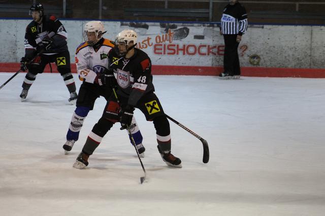 Chiefs Alexander Gorbach (vorne) drückte dem 5:0 gegen die Oilers II seinen Stempel auf – je zwei Tore und Assists steuerte er in seinem erst vieren Spiel für die Halleiner bei.
