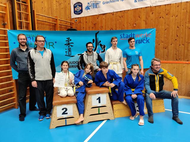Die Brucker Judoka mit Joachim Hofer (li.), Obmann Reinhard Lierzer (2.v.l), Trainer Florian Pöllabauer (Mi.) und Bürgermeister Peter Koch (re.). | Foto: Judo Club Bruck/Mur_Hofer