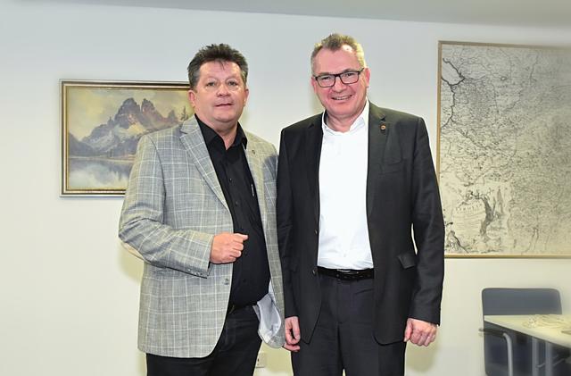 Der Kooperationspreis wurde vor vier Jahren vom Land Tirol und dem Tiroler Gemeindeverband initiiert. LR Johannes Tratter (re.) und Gemeindeverbandspräsident Ernst Schöpf laden zum Mitstimmen ein.