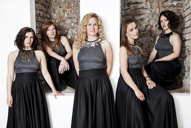 Stimmgewaltig präsentiert sich die A-cappella-Truppe Hals am Frauentag im Dorf.