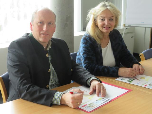 Bezirkshauptfrau Wilbirg Mitterlehner und Valentin Pühringer im Gespräch mit Medienvertretern | Foto: Carmen Wurm