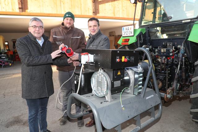 Förderung Notstromaggreate durch das Land Salzburg: Landesrat Josef Schwaiger, Landwirt Christian Klappacher aus Oberalm und Landwirtschaftskammerpräsident Rupert Quehenberger. | Foto: Land Salzburg/Franz Neumayr