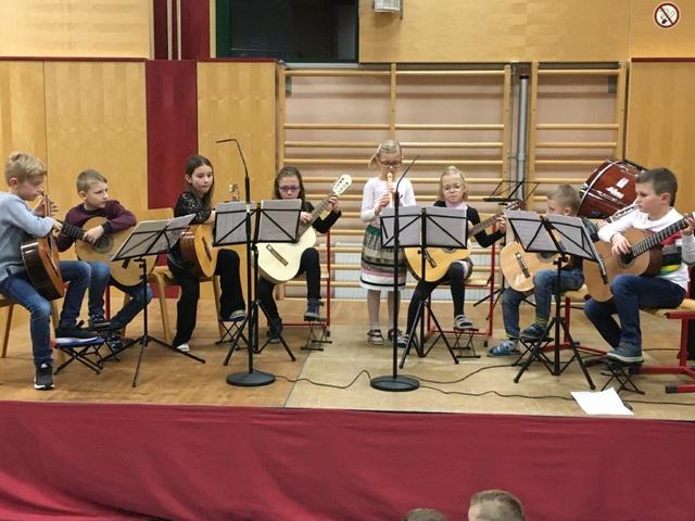 Die Kinder bewiesen im Rahmen von verschiedenen Ensembles ihre Kompetenz am Instrument.  | Foto: Musikschule 