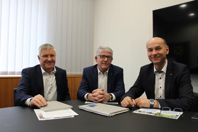 Vorstand der Raiffeisenbank Perg: Johann Fröschl, Karl Fröschl und Klaus Drabek (von links).  | Foto: BRS/Ulrike Plank