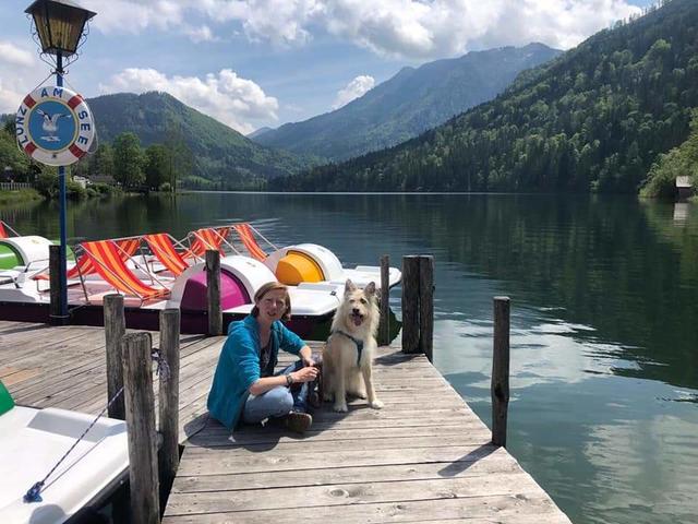 Die 9 Jahre alte Hündin bei einem Ausflug an den See mit Frauchen  | Foto: Agnes Kratzer