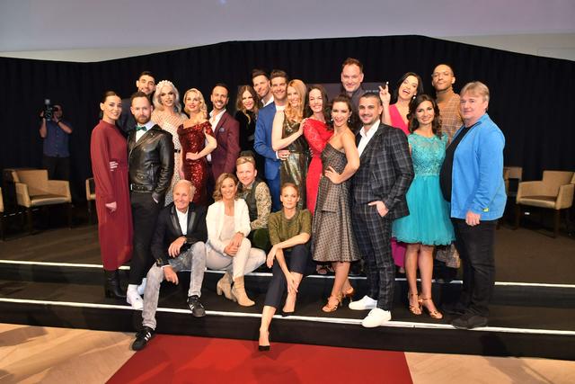 Alle "Dancing Stars"-Kandidaten mit den Moderatoren Mirjam Weichselbraun und Klaus Eberhartinger.