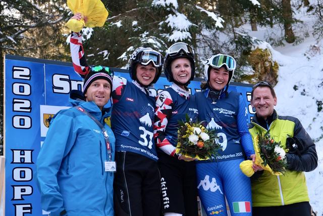 Die Schwestern Frischmann aus Volders holten sich die Titel, Melanie (2. v. li.) feiert ihre Schwester Verena (3. v. li.) als Weltmeisterin, 3. wurde die Südtirolerin Theresa Hilpold. | Foto: Brigitte Eberharter