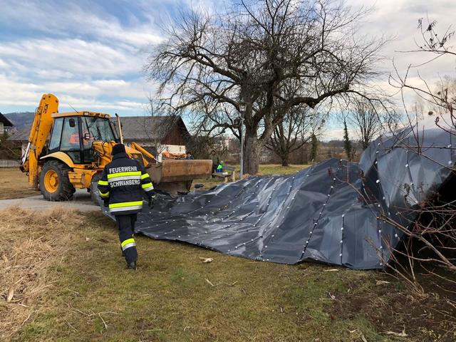In Schwanberg wurde ein Carport durch den Sturm abgedeckt - das Blechdach landete auf dem Nachbargrundstück.