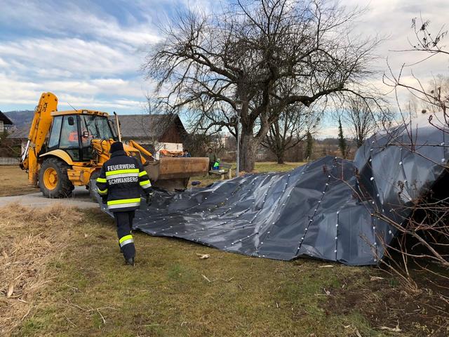 In Schwanberg wurde ein Carport durch den Sturm abgedeckt - das Blechdach landete auf dem Nachbargrundstück. | Foto: FF Schwanberg