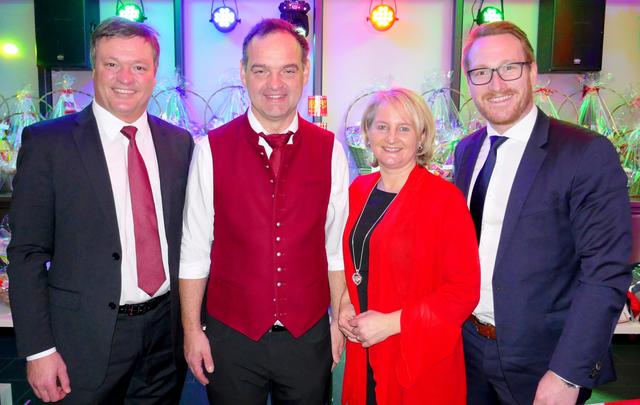 Bürgermeister Anton Hoflacher, Ballobmann Stephan Bertel, LAbg Claudia Hagsteiner und Philip Wohlgemuth (Vorsitzender ÖGB Tirol) (v.l.) amüsierten sich bestens. | Foto: Florian Haun