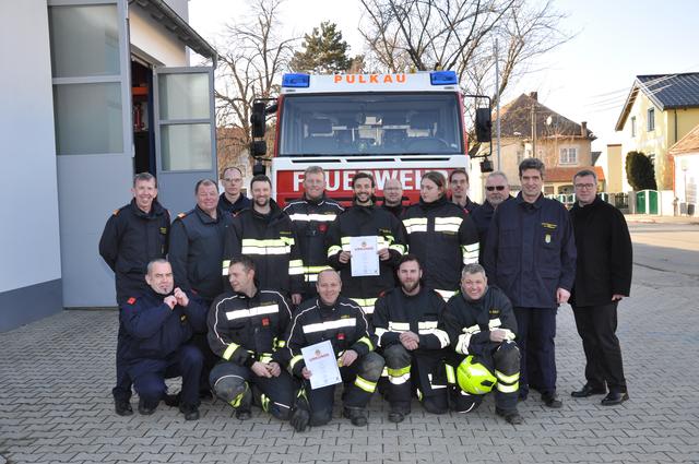vorne kniend von links nach rechts OBI Hermann Heger FF Platt (Prüfer) OBI Andreas Schuch, LM Markus Jäger, HFM Klaus Ramach, VM Ing. Johannes Gollhofer
stehend von links nach rechts: LFR Alois Zaussinger, BR Reinhard Scheichenberger, OBI Klaus Schüller (Hauptprüfer), BI Johannes Neubauer, FM Christian Wallig, BM Michael Neubauerm HBI Wolfgang Engel, FM Andreas Rockenbauer, HBI Thomas Hofmann (Prüfer), ABI Christian Hochreiner, BR Ing. Christian Lehninger, Bürgermeister Leo Ramharter