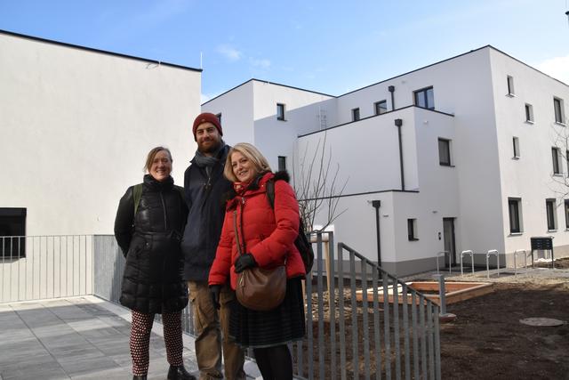 Die künftigen Bewohner Sylvia Purer, Christoph Libisch-Lehner und Daniela Stier (v.l.) vor dem "Rosegarden".
