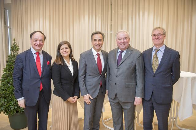 Freude über das Unesco-Zentrum in Graz: Ernst-Peter Brezovsky (Außenministerium), Landesrätin Kampus, Bürgermeister Siegried Nagl, Landeshauptmann Hermann Schützenhöfer und ETC-Geschäftsführer Klaus Starl (v. l.) | Foto: Stadt Graz/Fischer