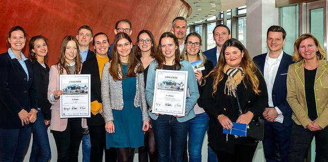Gemeinsam für Salzburg: Diana Wieden-Bischof von Salzburg Research (li.), Altstadt Verband Geschäftsführerin Sandra Woglar-Meyer (re.) und Klemens Kollenz, Projektverantwortlicher der TSG (2. v. re.), mit den glücklichen Gewinnerinnen und Gewinnern der ersten fünf Plätze des Tourismus-Ideenwettbewerbs „(er)lebenswertes Salzburg“.