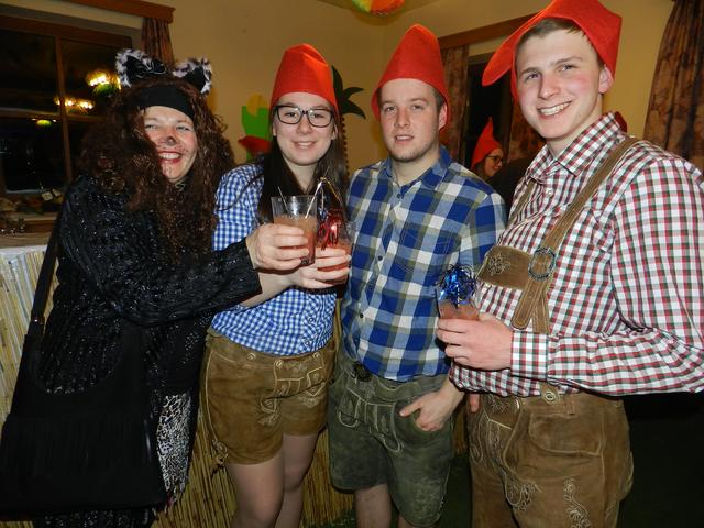 REgina Lacher - Specht, Theresa Figl,  Fabian Schibich,
Stefan Rauchecker , ( waren die Hexe und die Zwergen aus Stössing )