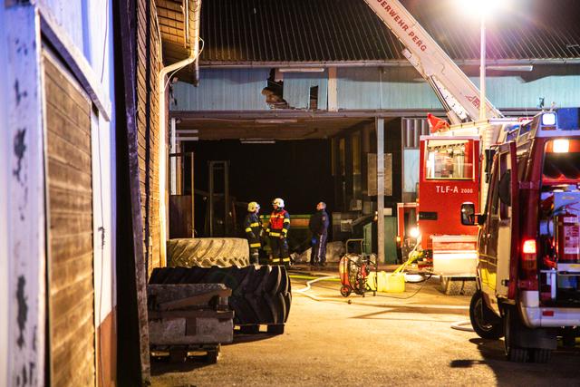 Großeinsatz der Feuerwehr in Perg: Brand auf einem  Bauernhof in Tobra | Foto: FOTOKERSCHI.AT / BRANDSTÄTTER