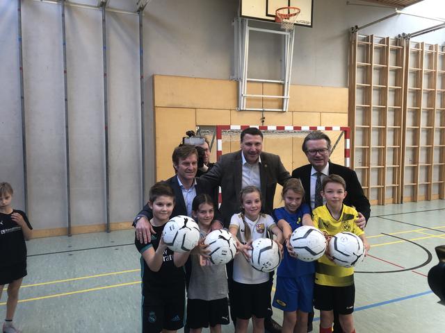 Überblick verschafft: W. Hörmann, D. Peißl und Ch. Drexler mit den Kids vom BG/BRG Oeversee | Foto: KK